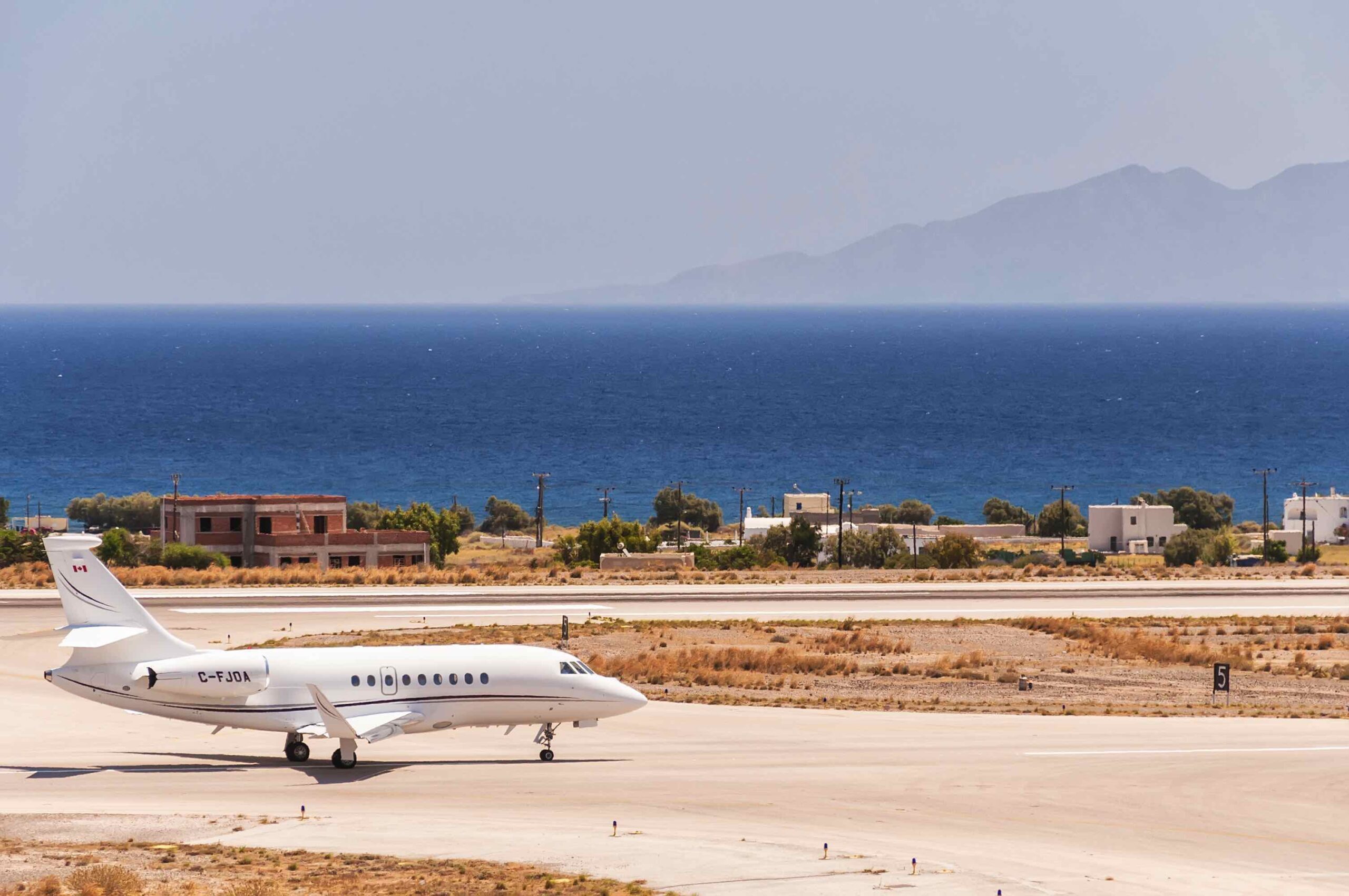 Bus passing car hi-res stock photography and images - Page 3 - Alamy, image size:2560x1701